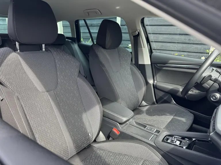 Skoda Octavia Combi Sport Business 1.5 e-TSI 150PK DSG7 Automaat Navigatie, Keyless, Achteruitrijcamera, Elektrische Kofferbak, Apple Carplay, Android Auto afbeelding 15