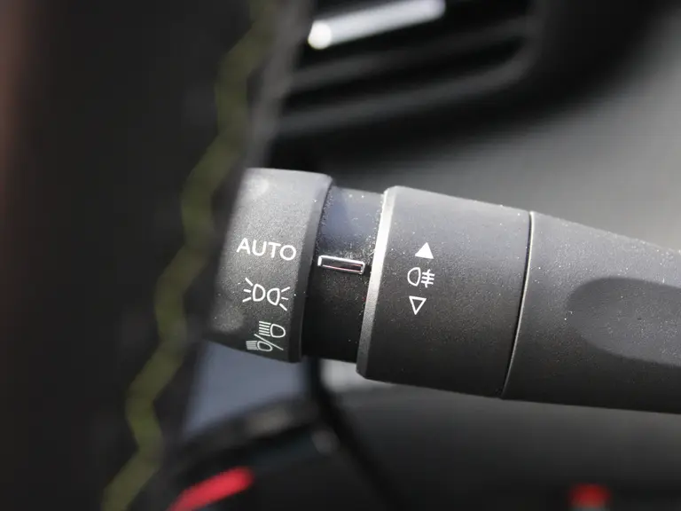 Peugeot 208 1.2 PureTech 100PK GT Navigatie, Parkeerhulp voor & achter, Zwart dak, Camera Achter afbeelding 32