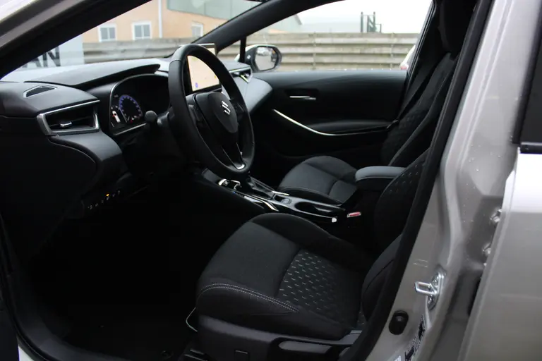 Suzuki Swace 1.8 Hybrid Style Automaat 140PK All-Season Banden, Adaptieve Cruise Control, Navigatie, Stuur Verwarmd, Voorruitverwarming, Draadloze Telefoonlader afbeelding 19