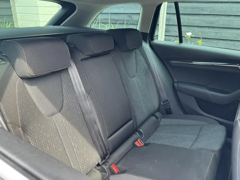 Skoda Octavia Combi Sport Business 1.5 e-TSI 150PK DSG7 Automaat Navigatie, Keyless, Achteruitrijcamera, Elektrische Kofferbak, Apple Carplay, Android Auto afbeelding 14