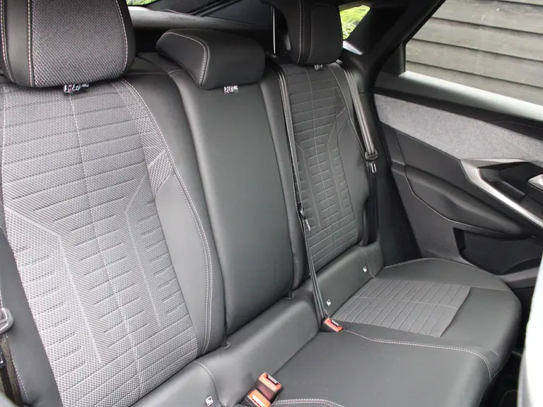 Peugeot 3008 Allure 1.2 Hybrid 136PK e-DCS6 Automaat Navigatie, Rondomzichtcamera, Stoel & Stuurwielverwarming, Keyless, Draadloze Telefoonlader afbeelding 14