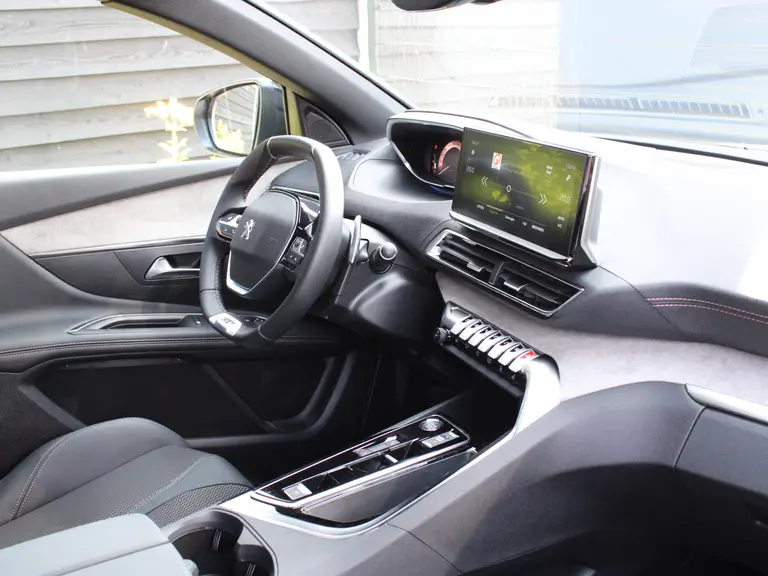 Peugeot 3008 GT 1.2 PureTech 130PK EAT8 Automaat Navigatie, Keyless, Achteruitrijcamera, Elektrische Achterklep, Apple Carplay, Android Auto afbeelding 17