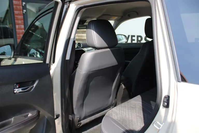 Suzuki Vitara 1.4 Boosterjet Style Smart Hybrid Navigatie, Cruise Control Adaptief, Achteruitrijcamera, Parkeersensoren Voor en Achter afbeelding 14