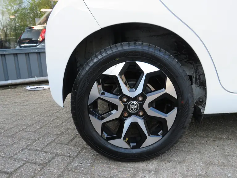 Toyota Aygo 1.0 VVT-i x-joy 1e Eigenaar, Dealer onderhouden, Achteruitrijcamera en LM-Velgen afbeelding 4