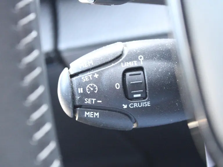 Peugeot 2008 Allure 1.2 PureTech 130PK EAT8 Automaat Navigatie, Achteruitrijcamera, Climate Control, Cruise Control, Trekhaak afbeelding 20