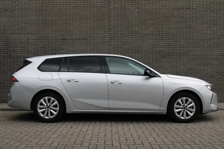Opel Astra Sports Tourer 1.2 Level 2 Cruise en Climate Control, Parkeersensoren Voor en Achter, Navigatie afbeelding 2
