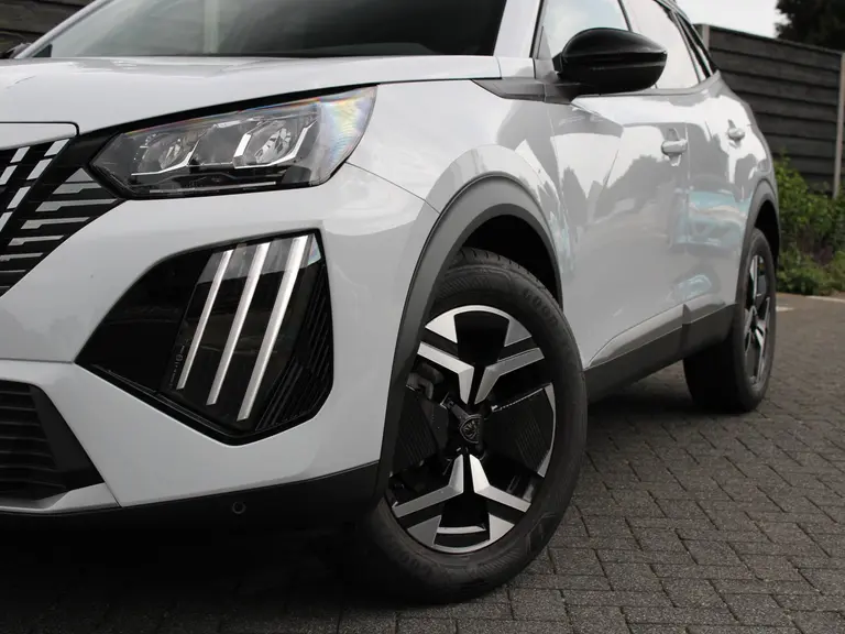 Peugeot 2008 Allure 1.2 PureTech 100PK Navigatie, Camera Achter, parkeerhulp voor en achter, Apple Carplay/Android auto draadloos afbeelding 3