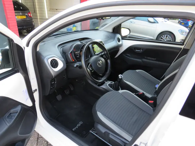 Toyota Aygo 1.0 VVT-i x-joy 1e Eigenaar, Dealer onderhouden, Achteruitrijcamera en LM-Velgen afbeelding 7