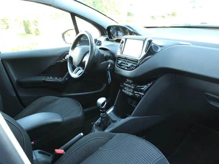 Peugeot 208 1.2 PureTech Tech 110PK Edition 5-drs Parkeerhulp voor en achter met camera, Navigatie, Apple Carplay/AndroidAuto, Panoramadak afbeelding 45