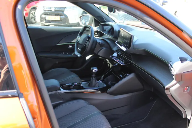 Peugeot 2008 1.2 PureTech GT 130PK Achteruitrijcamera, Navigatie, Cruise Control, Parkeersensoren afbeelding 18