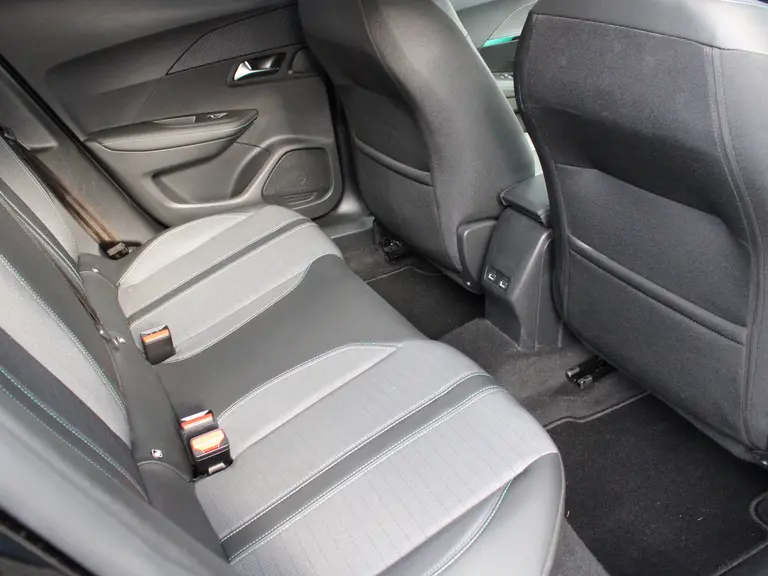 Peugeot 2008 1.2 PureTech 130PK Allure Pack EAT8 Navigatie, Trekhaak afneembaar, Camera Achter, Parkeerhulp achter, Climate Control afbeelding 27