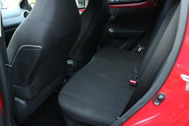 Peugeot 108 Allure 1.0 e-VTi 72PK 5DRS Climate control, Dimlicht Automatisch, Apple Carplay, Android Auto afbeelding 17
