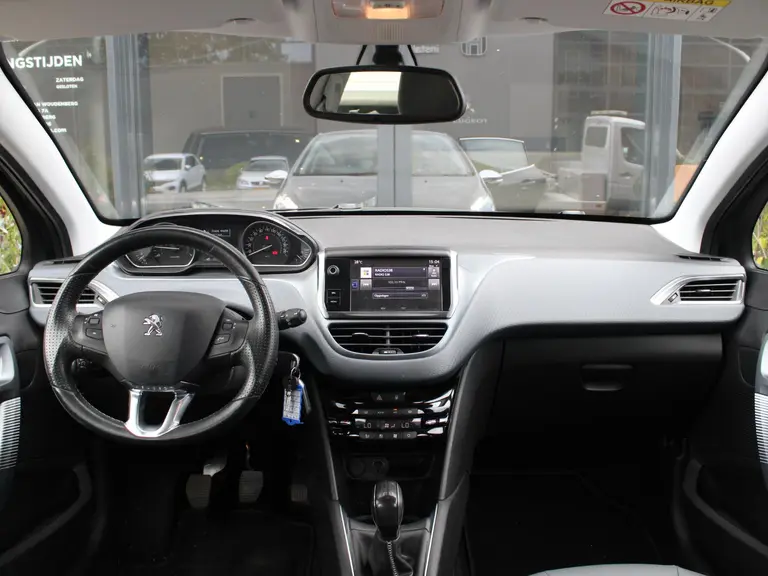 Peugeot 208 1.2 PureTech Allure Navigatie, Climate control, Lichtmetalen Velgen afbeelding 9