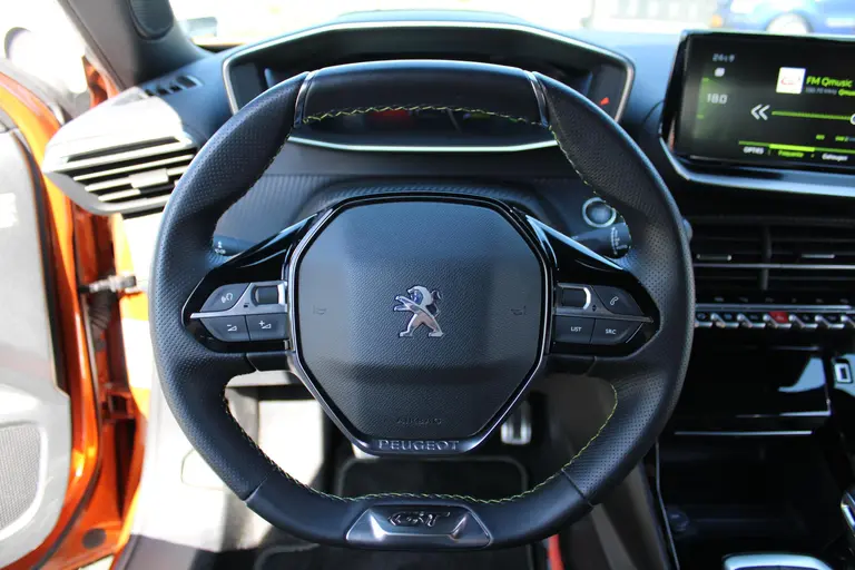 Peugeot 2008 1.2 PureTech GT 130PK Achteruitrijcamera, Navigatie, Cruise Control, Parkeersensoren afbeelding 28
