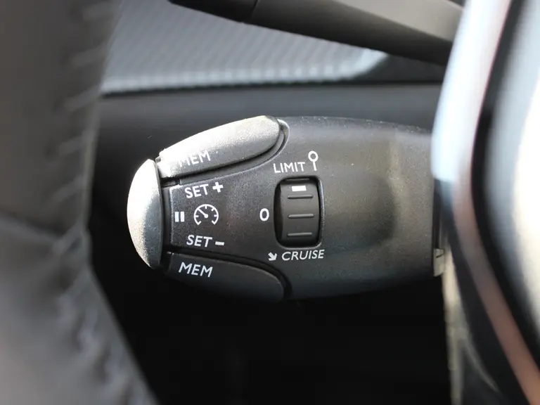 Peugeot 208 1.2 PureTech 100PK Allure Navigatie, Stoelverwarming, Camera achter, Parkeerhulp voor & Achter, Lichtmetalen velgen afbeelding 25