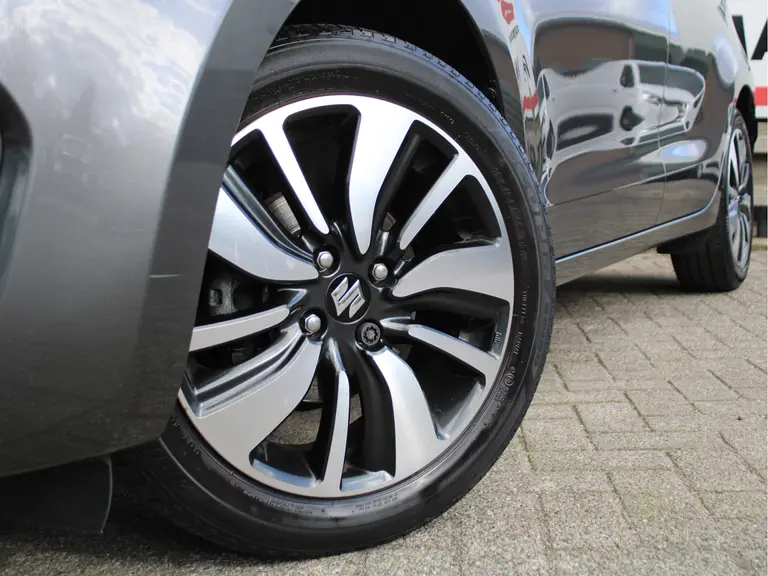 Suzuki Swift 1.2 Stijl 90PK Smart Hybrid Adaptieve Cruise Control, Stoelverwarming, Airco Automatisch, Achteruitrijcamera, Navigatie afbeelding 3