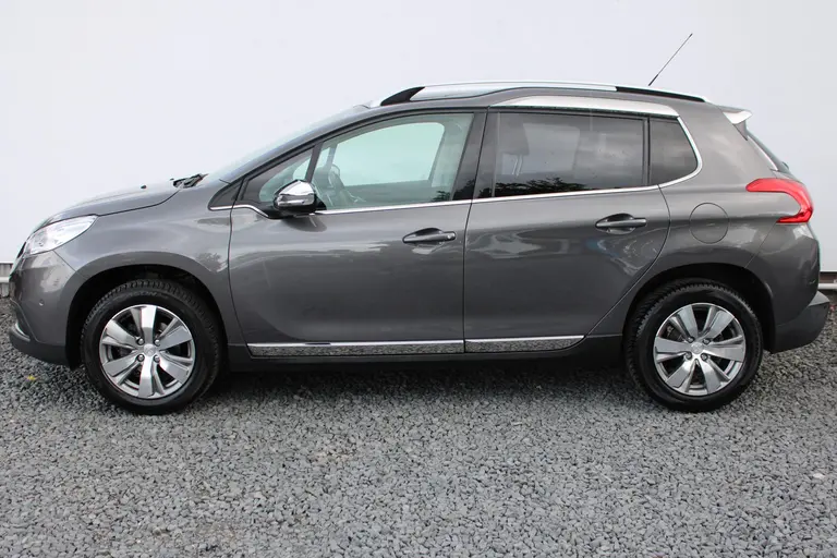 Peugeot 2008 1.2 VTi Allure Pack Premium Plus, Automaat, Navigatie, Parkeersensoren voor en achter afbeelding 2