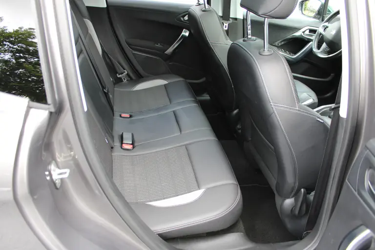 Peugeot 2008 1.2 VTi Allure Pack Premium Plus, Automaat, Trekhaak, All-Seasonbanden, Navigatie, Parkeersensoren voor en achter afbeelding 11