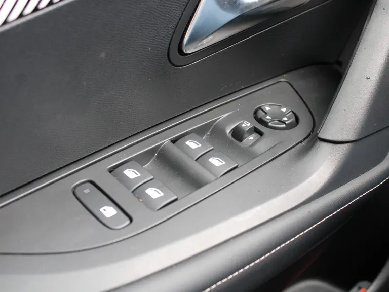 Peugeot 2008 1.2 PureTech 100PK Allure Navigatie, Achteruitrijcamera, Apple Carplay, Android Auto, Parkeersensoren Voor & Achter afbeelding 15