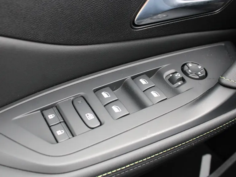 Peugeot e-308 SW GT 54 kWh 156PK Navigatie, Achteruitrijcamera, Stoel en Stuurverwarming, Parkeersensoren Voor & Achter afbeelding 16