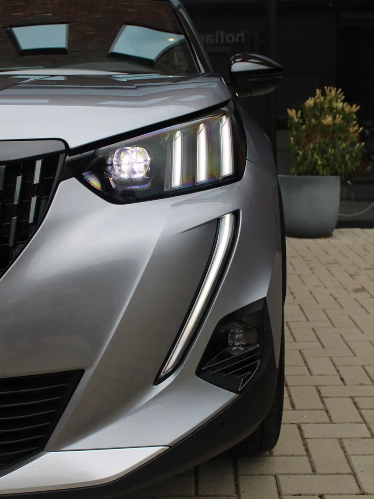 Peugeot 2008 1.2 PureTech 130PK EAT8 GT Pack Camera, Trekhaak, Dode hoekbewaking, Keyless entry afbeelding 6
