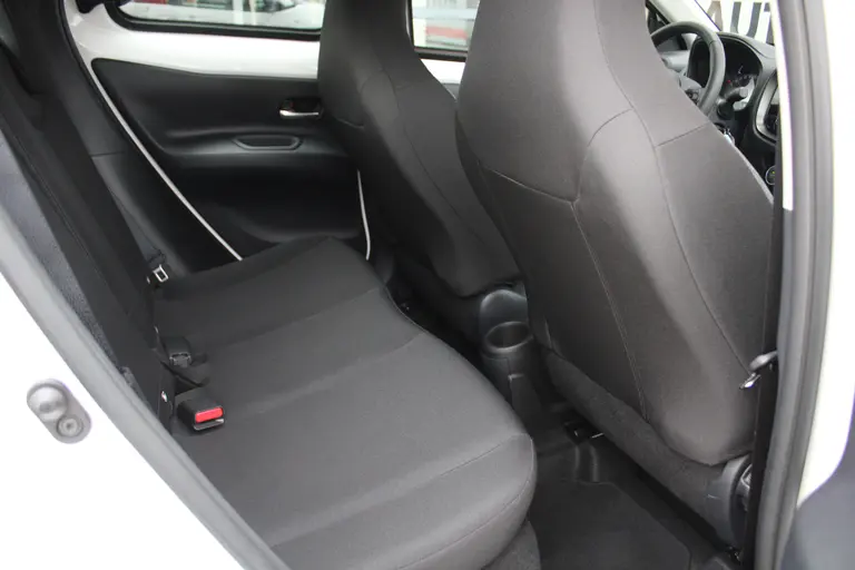 Toyota Aygo X 1.0 VVT-i S-CVT Play Achteruitrijcamera, DAB+ Radio, Airco, Bluetooth, Cruise Control Adaptief afbeelding 17