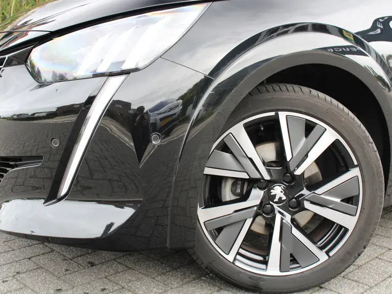 Peugeot 208 GT 1.2 PureTech 100PK EAT8 Automaat Navigatie, Trekhaak Afneembaar, Achteruitrijcamera, Stoelverwarming, Cruise Control, Climate Control afbeelding 2