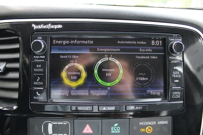 Mitsubishi Outlander 2.0 PHEV instyle+ Cruise/Climate control, Trekhaak, Sch.kanteldak,  Navigatie, Camera, Parkeersensoren Hybride batterij capaciteit: 34,2 Ah. Trekgewicht 1.500 kg. afbeelding 20