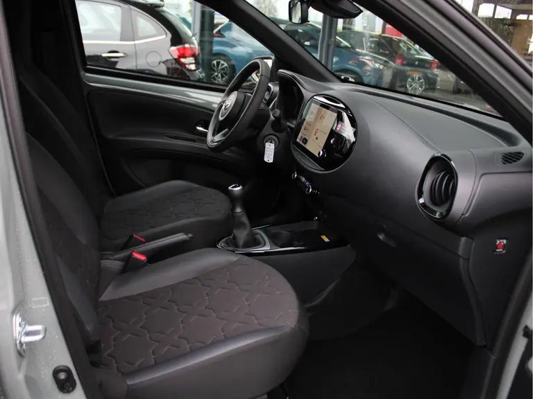 Toyota Aygo X 1.0 VVT-i MT Envy Cruise Control Adaptief, Achteruitrijcamera, Navigatie, Parkeersensoren Voor en Achter afbeelding 32