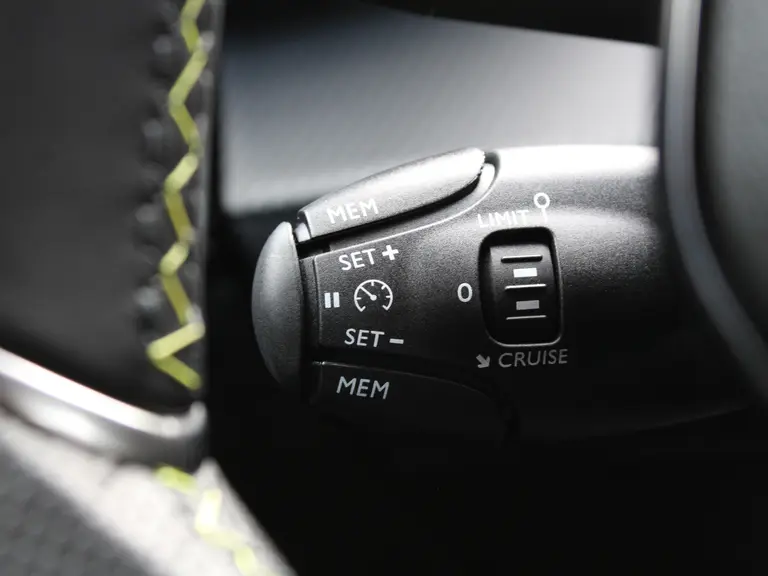 Peugeot e-2008 EV GT 50 kWh Navigatie, Lichtmetalen velgen 18 inch, Keyless Entry, Dodehoek detectie afbeelding 22