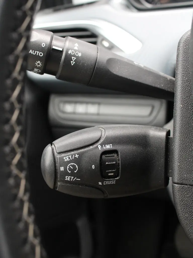 Peugeot 208 1.2 PureTech Allure Navigatie, Climate control, Lichtmetalen Velgen afbeelding 13