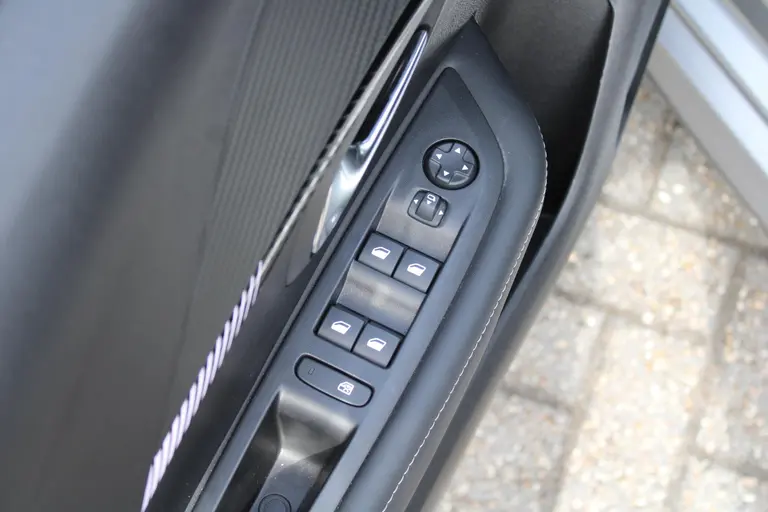 Peugeot 208 Hybrid 100 e-DCS6 Allure Automaat, Navigatie, Applecarpl./Andr. Auto, Achteruitrijcamera, CruiseControl afbeelding 13