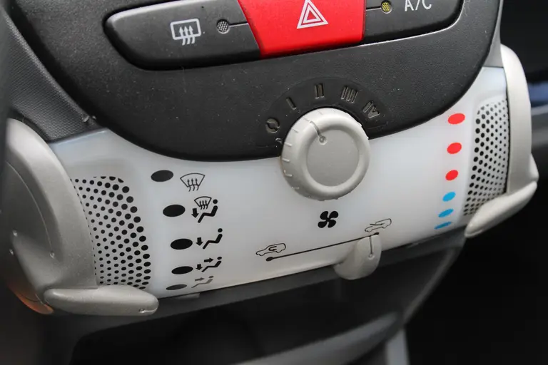 Peugeot 107 1.0-12V Urban Move afbeelding 16