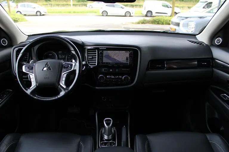 Mitsubishi Outlander 2.0 PHEV instyle+ Cruise/Climate control, Trekhaak, Sch.kanteldak,  Navigatie, Camera, Parkeersensoren Hybride batterij capaciteit: 34,2 Ah. Trekgewicht 1.500 kg. afbeelding 27
