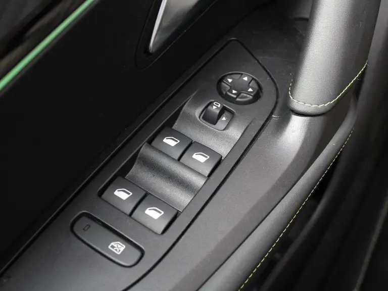 Peugeot 2008 1.2 PureTech GT 130PK Achteruitrijcamera, Navigatie en Dodehoekbewaking afbeelding 20