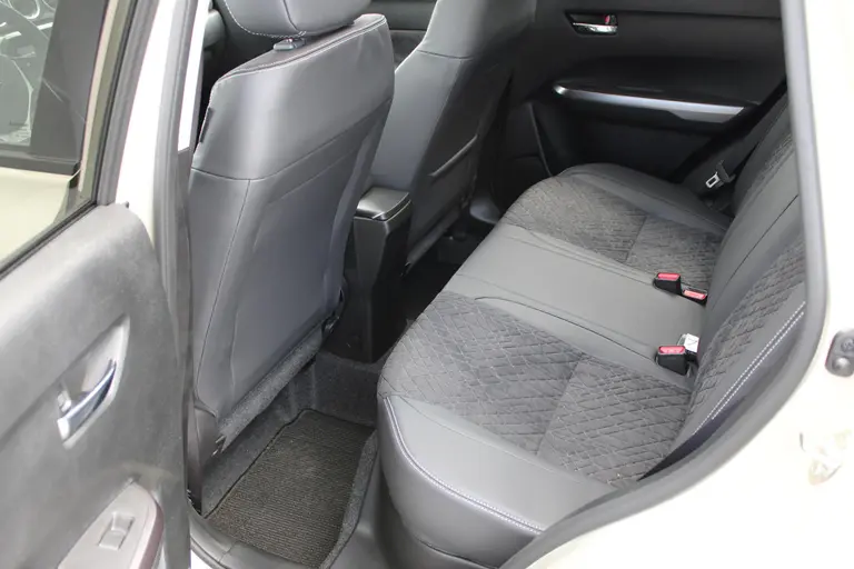 Suzuki Vitara 1.5 Hybrid Style Demo Voordeel, Parkeersensoren Draadloos Carplay en Panorama Dak. afbeelding 9