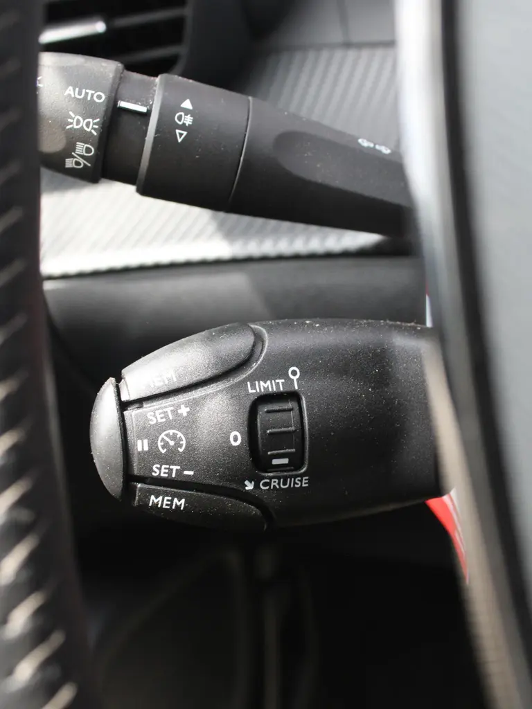 Peugeot 2008 1.2 PureTech Allure Camera, Trekhaak, Navigatie afbeelding 14