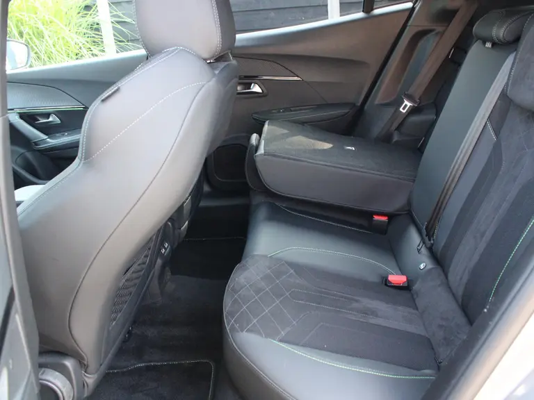 Peugeot 2008 GT Pack 1.2 PureTech 130PK EAT8 Automaat Panoramisch schuifkanteldak, Luxe Alcantara bekleding, Focal Hifi, Trekhaak afbeelding 41