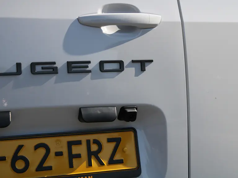 Peugeot Partner 1.5 BlueHDi 130PK EAT8 Automaat L1 White & Black Edition, Navigatie, Airconditioning, Camera Achter + Zijkant, Parkeerhulp voor & achter, Trekhaak afbeelding 10