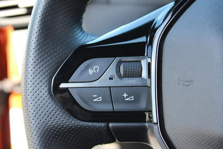 Peugeot 2008 1.2 PureTech GT 130PK Achteruitrijcamera, Navigatie, Cruise Control, Parkeersensoren afbeelding 30