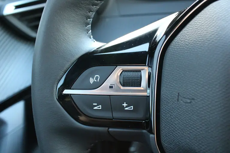 Peugeot 2008 1.2 PureTech 100PK Allure Navigatie, Camera Achter, Draadloze telefoonlader, Parkeerhulp voor en achter afbeelding 21