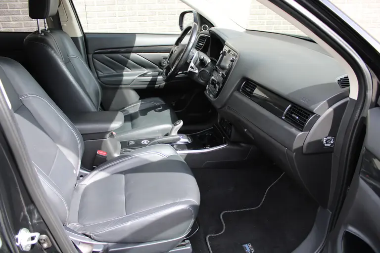 Mitsubishi Outlander 2.0 PHEV instyle+ Cruise/Climate control, Trekhaak, Sch.kanteldak,  Navigatie, Camera, Parkeersensoren Hybride batterij capaciteit: 34,2 Ah. Trekgewicht 1.500 kg. afbeelding 30