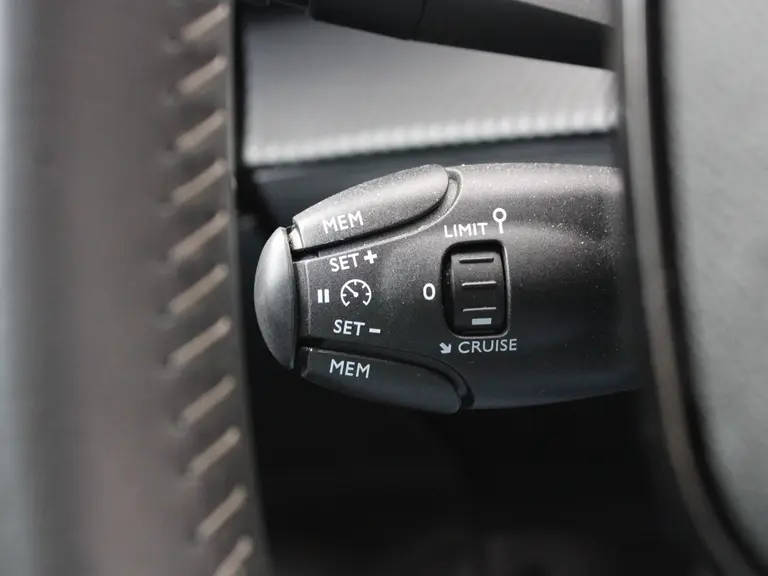 Peugeot e-2008 Active Pack 50 kWh 136PK Navigatie, Achteruitrijcamera, Apple Carplay, Android Auto, Climate Control afbeelding 19