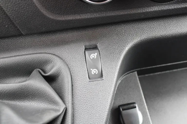 Renault Master Bakwagen + Laadklep T35 2.3 dCi 145PK Achteruitrijcamera, Airconditioning, Audio/BlueTooth, Cruise control, DHollandia Bakopbouw met laadklep, Energy Red By Renault afbeelding 26