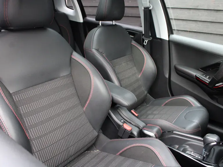 Peugeot 2008 1.2 PureTech GT-Line 110PK EAT6 Automaat Panoramadak, Camera Achter, Parkeerhulp achter, Lichtmetalen velgen afbeelding 15