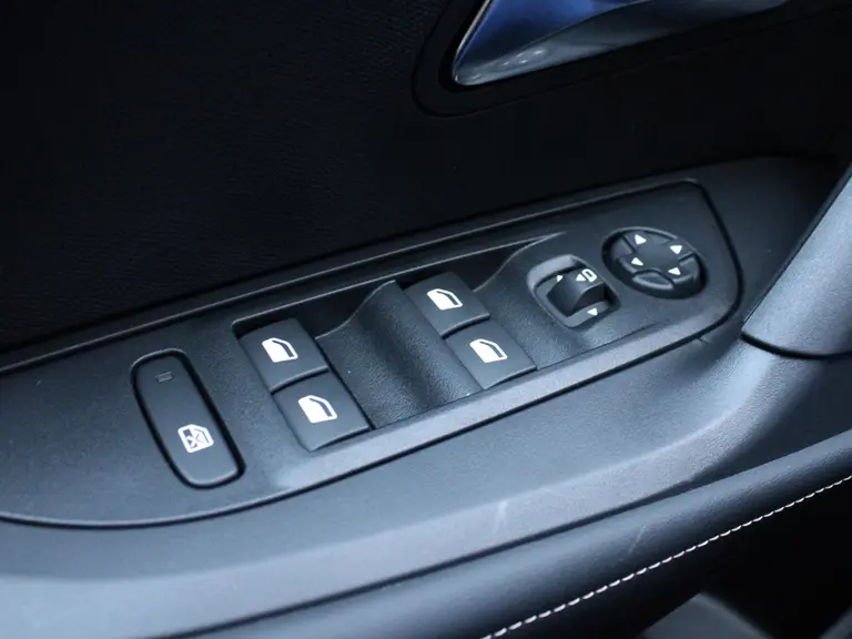 Peugeot 2008 Allure 1.2 Hybrid 145PK e-DCS6 Automaat Navigatie, Camera Voor & Achter, Keyless, Adaptieve Cruise Control afbeelding 17