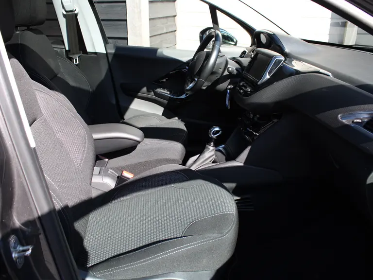 Peugeot 208 1.2 PureTech Tech 110PK Edition 5-drs Parkeerhulp voor en achter met camera, Navigatie, Apple Carplay/AndroidAuto, Panoramadak afbeelding 43
