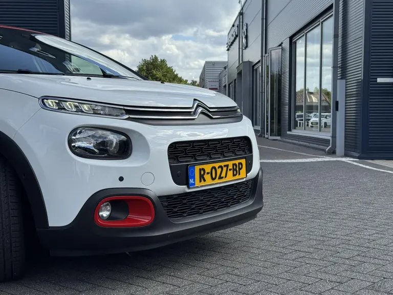 Citroën C3 Shine 1.2 PureTech 82PK Navigatie, Achteruitrijcamera, Keyless, Stoelverwarming, Parkeersensoren afbeelding 3