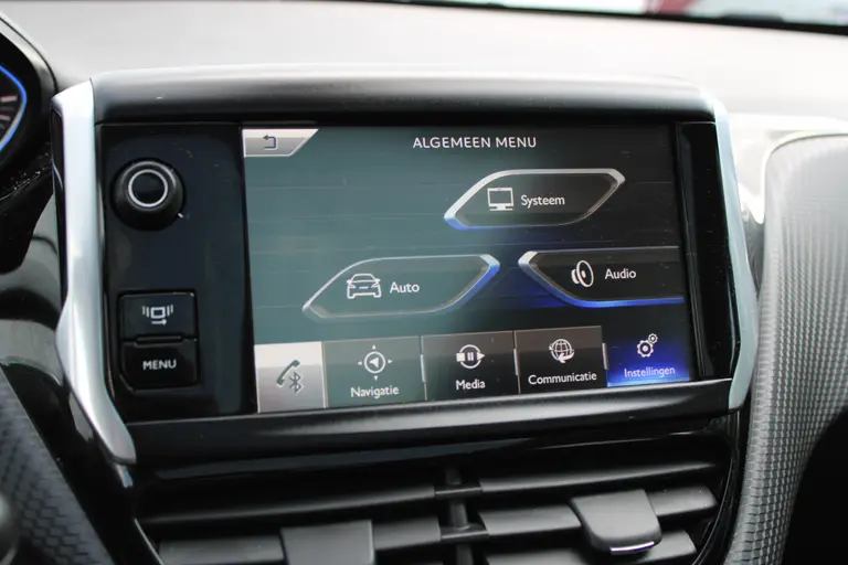 Peugeot 2008 1.2 VTi Allure Pack Premium Plus, Automaat, Trekhaak, All-Seasonbanden, Navigatie, Parkeersensoren voor en achter afbeelding 15