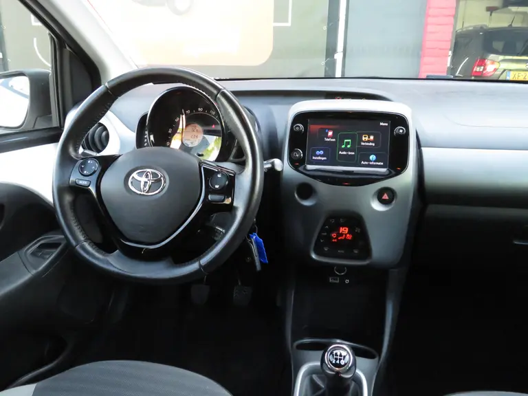 Toyota Aygo 1.0 VVT-i x-joy 1e Eigenaar, Dealer onderhouden, Achteruitrijcamera en LM-Velgen afbeelding 12
